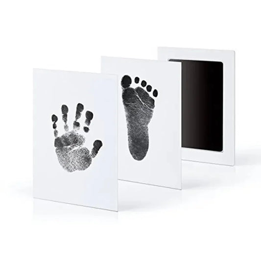 Capture your pet’s paw print with the clean and easy-to-use ink pad.